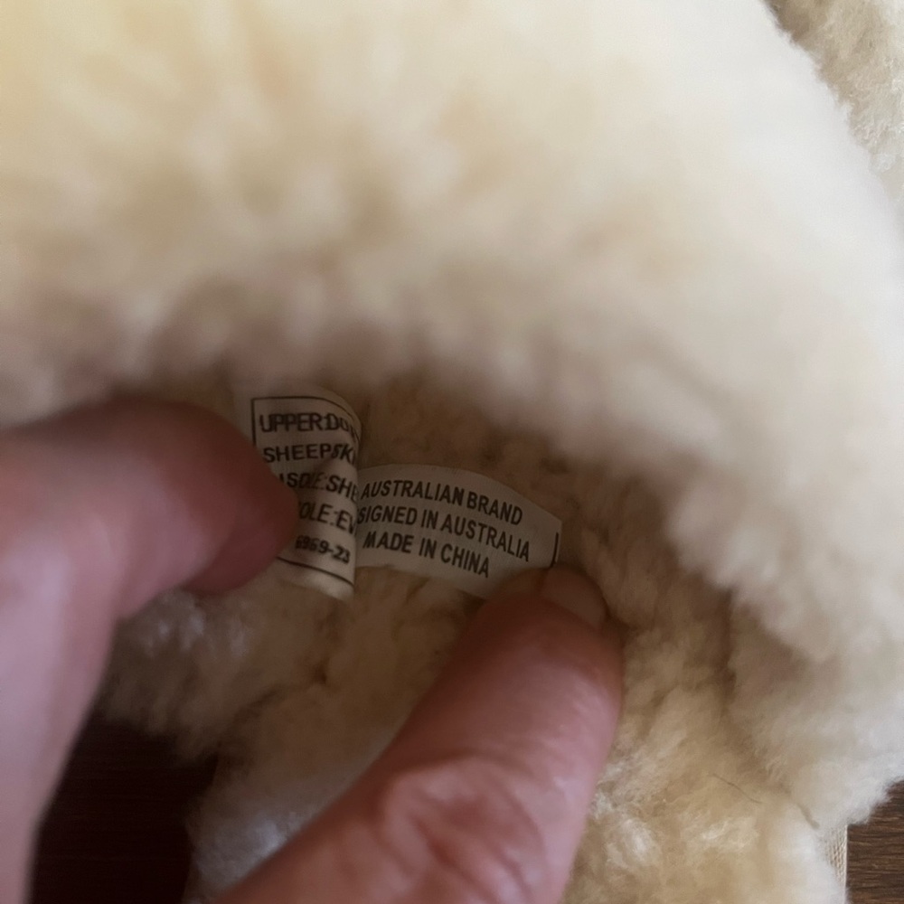 UGG Slipper/Slide Sheepskin Insole. Size M - Picture 6 of 9